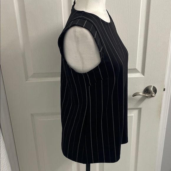 Banana Republic Black Pinstripe Tank Top Round Neck Cap Sleeve Sz S - Picture 3 of 8